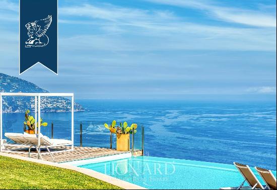 Luxury sea-facing villa with a park and pool between Capri and Positano