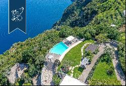 Luxury sea-facing villa with a park and pool between Capri and Positano