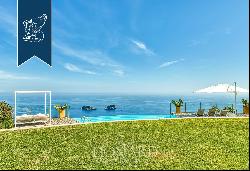 Luxury sea-facing villa with a park and pool between Capri and Positano