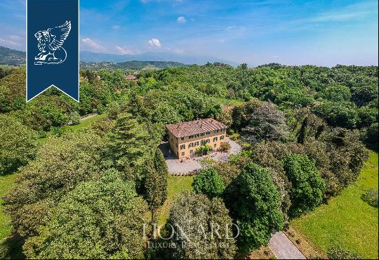 Charming estate with a 4-hectare park in a panoramic position among Tuscan hills