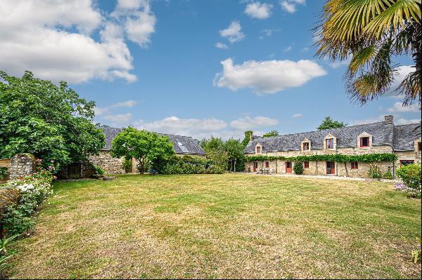 Gulf of Morbihan, old sea view property for rent, feet in the water.