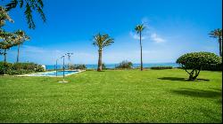 Beachfront villa with direct access to the Estepona promenade on, Estepona 29680