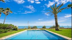 Beachfront villa with direct access to the Estepona promenade on, Estepona 29680