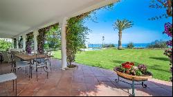 Beachfront villa with direct access to the Estepona promenade on, Estepona 29680