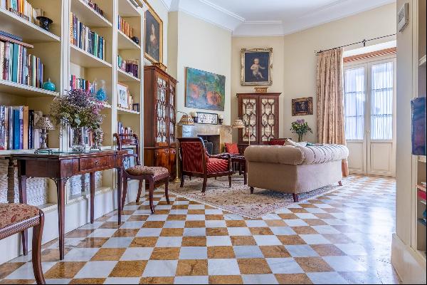 One-of-a-kind apartment with swimming pool and singular views of the Giralda