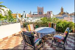 One-of-a-kind apartment with swimming pool and singular views of the Giralda