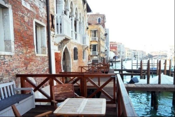The terrace on the Grand Canal