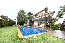 Modern detached villa with pool and mountain views in Tarragona