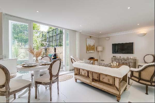Immaculate apartment in Thornton Place with private garden and 1129 square feet of living 