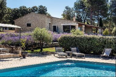 Stone villa in a quiet rural setting  with views of the Luberon