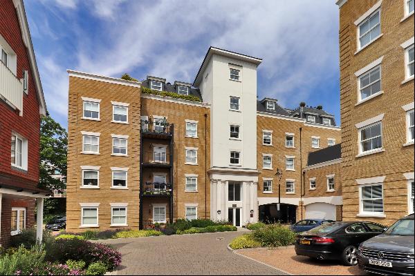 A beautifully presented 2 bed apartment for sale, built by Berkeley Homes in 2020 and loca