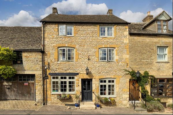 Beautifully presented refurbished townhouse in the centre of Stow-on-the-Wold.