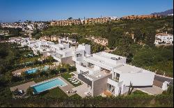 Private development of only 9 contemporary brand-new villas in E, Estepona 29680