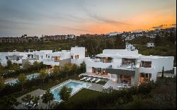 Private development of only 9 contemporary brand-new villas in E, Estepona 29680