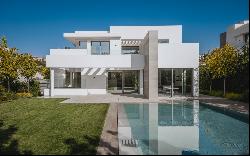 Private development of only 9 contemporary brand-new villas in E, Estepona 29680