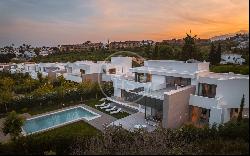 Private development of only 9 contemporary brand-new villas in E, Estepona 29680