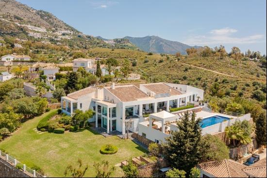 Modern villa with sea views in La Alquería, Mijas Costa, Mijas 29650