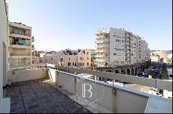 BIARRITZ,  GRANDE PLAGE, APARTMENT WITH A BALCONY AND A VAST TERRACE