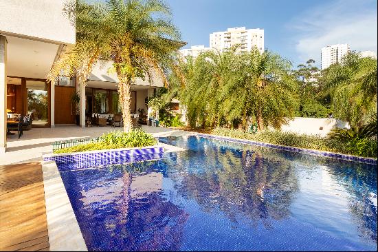 House amidst nature and near Congonhas Airport