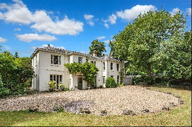 An elegant Georgian listed home, privately located and with expansive and flexible living 