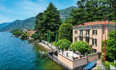 Pied dans l'eau period villa with pier, dock, dependance and panoramic views over Lake Com