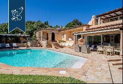 Luxury villa surrounded by a wonderful leafy garden in Porto Cervo's marina.