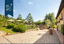 Luxury farmstead for sale with a wonderful pool near the Medieval town of San Gimignano