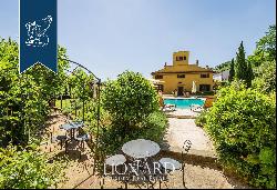 Luxury estate with a park and pool just 20 minutes away from the most beautiful beaches of