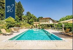 Luxury estate with a park and pool just 20 minutes away from the most beautiful beaches of