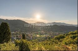 Superb villa with breathtaking views of the Lucca countryside ...