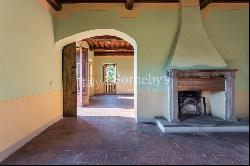 Superb villa with breathtaking views of the Lucca countryside ...