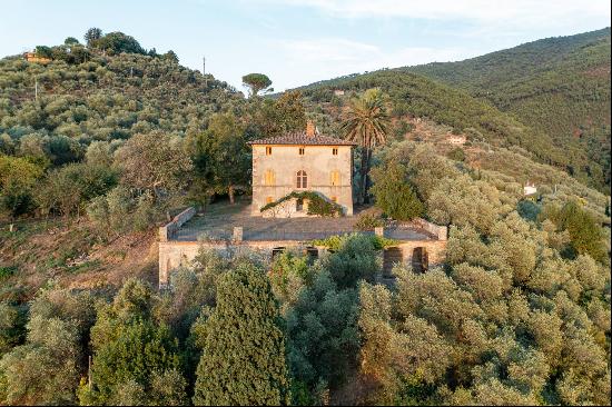 Superb villa with breathtaking views of the Lucca countryside