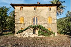 Superb villa with breathtaking views of the Lucca countryside ...