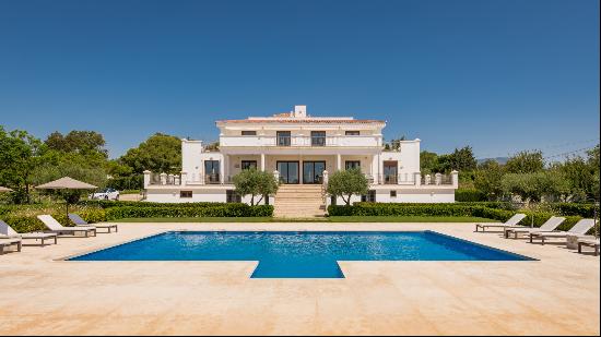 Luxury villa on extensive grounds in Valle del Sol