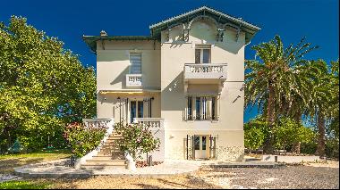 Beautifully-appointed villa for sale in Antibes in a peaceful position whilst being close 