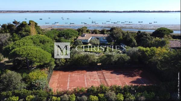 For sale outstanding property overlooking the Bay of Les Portes en R