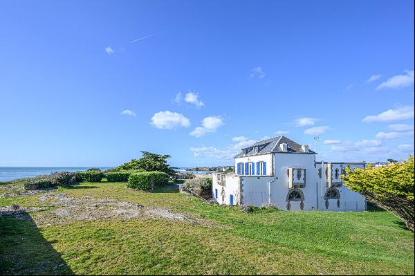 Finistère-Sud, exceptional property with full sea view, feet in the water.