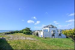 Finistère-Sud, exceptional property with full sea view, feet in the water.