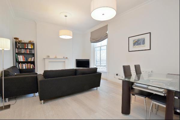 A contemporary 2 bedroom lateral apartment close to Regent's Park