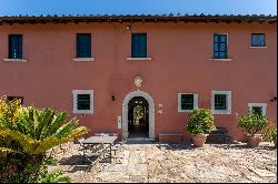 Iconic 15th century mansion on the hills of Pietrasanta