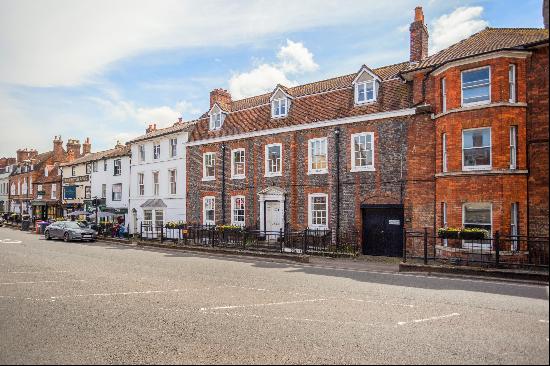 An exceptional and beautiful Grade II listed house privately located on the High Street.