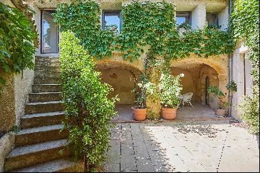 Unique village house for sale in the heart of Lourmarin