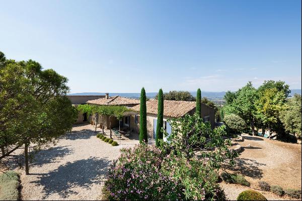 Beautiful Provencal house with incredible views for sale in Bonnieux