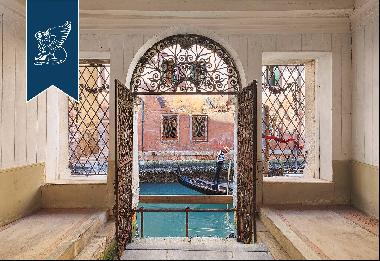 Prestigious Venetian estate with a spectacular waterfront and chance of mooring