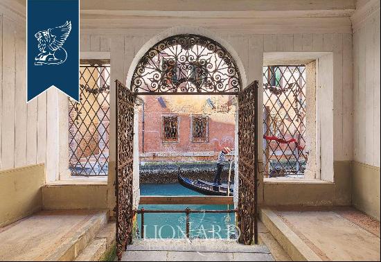 Prestigious Venetian estate with a spectacular waterfront and chance of mooring