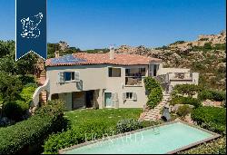 Estate in a contemporary style along the coast that leads connects Costa Smeralda to Palau