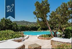 Luxury villa with a park and pool for sale in the most panoramic point of Monte Altura, in
