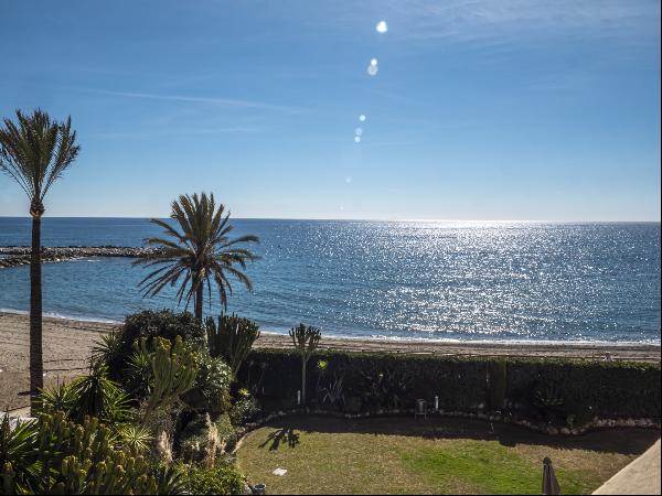 Frontline beach appartment in Puerto Bans, Marbella