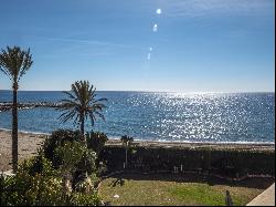 Frontline beach appartment in Puerto Bans, Marbella