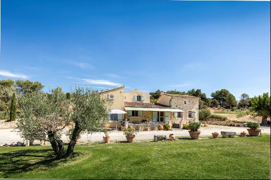 Charming property with a panoramic view of the Luberon set in approximately 3.4 hectares o